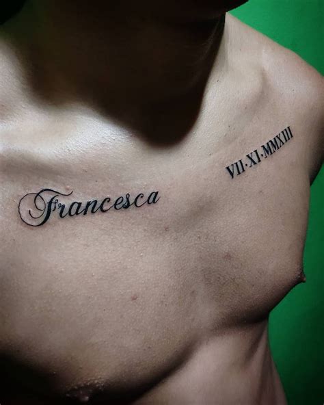 tatuajes de nombres en el pecho